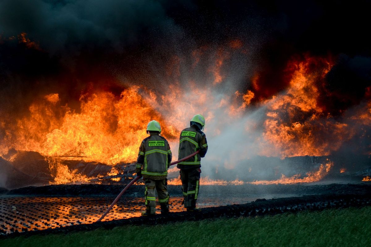 Petugas berusaha memadamkan api saat kebakaran pipa minyak milik PT Pertamina di Melong, Cimahi, Jawa Barat, Selasa (22/10/2019). PT Pertamina masih melakukan investigasi terkait kebakaran pipa milik pertamina itu yang letaknya berdekatan dengan proyek Kereta Cepat Indonesia China (KCIC) Jakarta-Bandung. ANTARA FOTO/Raisan Al Farisi/hp.