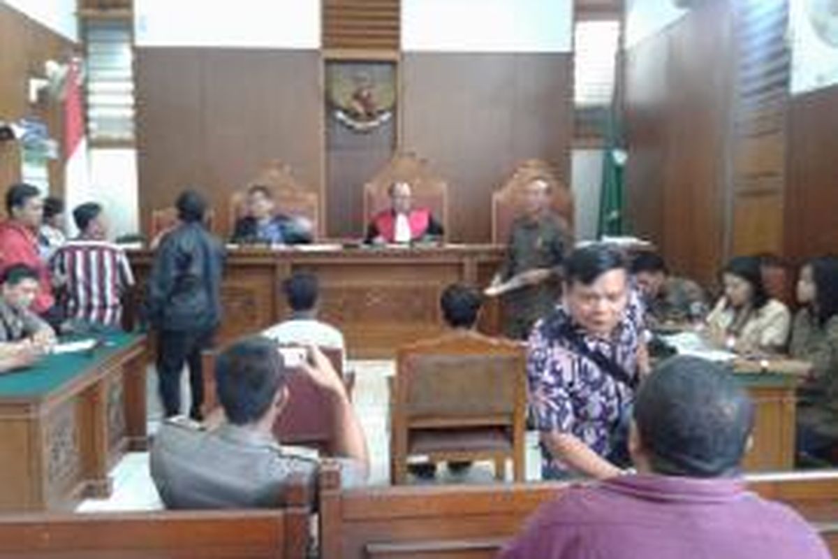 Sidang yustisi operasi tangkap tangan buang sampah sembarangan dilaksanakan di ruang sidang nomor 6, Pengadilan Negeri Jakarta Selatan, Jumat, (27/2/2015).