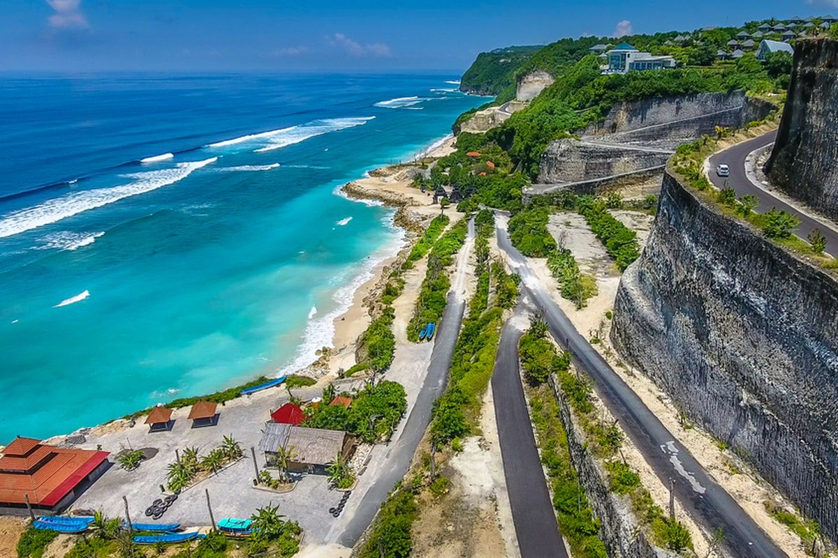 Pantai Melasti, salah satu wisata populer di Bali. 