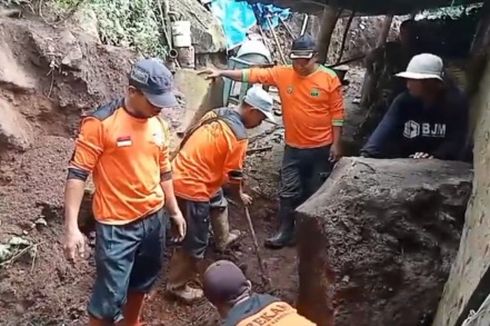 Ada Suara Gemuruh, Ternyata Rumah Warga di Ngawi Dihantam Batu Diameter 1 Meter dari Bukit yang Longsor