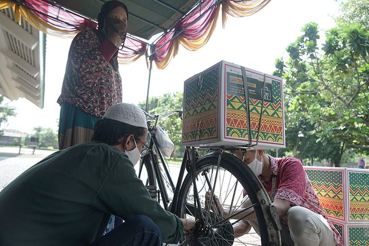 Pembagian sembako ke warga