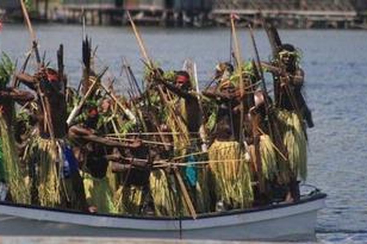 Tari perang Felabhe di Festival Danau Sentani V, Sentani, Jayapura, Papua
