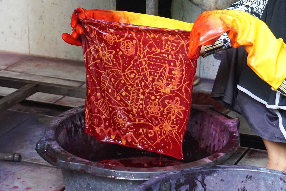 Proses pewarnaan kain batik di Kampung Batik Giriloyo, Yogyakarta, Jumat (17/12/2021).