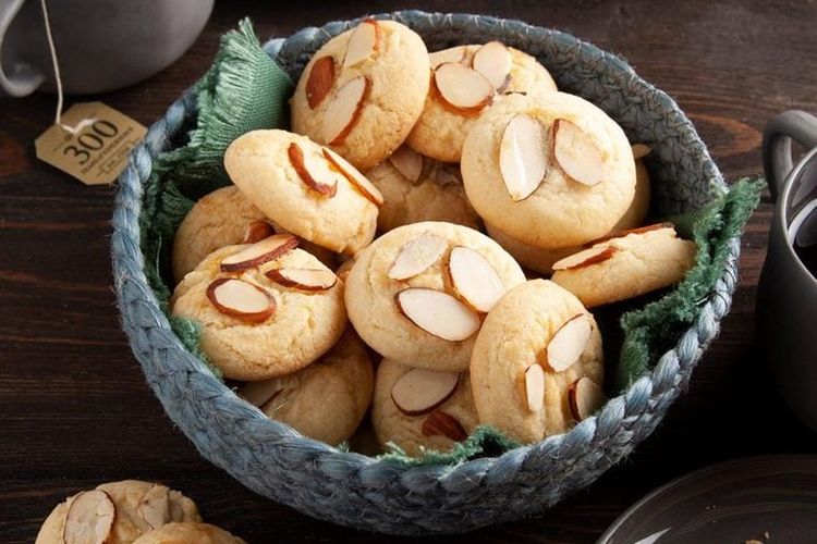 Ilustrasi almond cookies untuk sajian kue Imlek