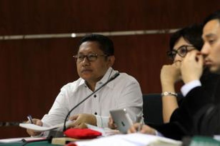 Mantan Ketua Umum Partai Demokrat Anas Urbaningrum (kiri) menjalani persidangan dengan agenda mendengarkan keterangan saksi di Pengadilan Tindak Pidana Korupsi di Jakarta, Kamis (17/7/2014). Anas diduga terkait korupsi dalam proyek Hambalang, yang juga melibatkan mantan Menpora Andi Malarangeng.