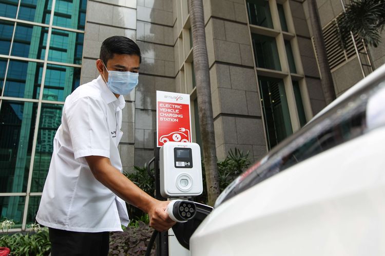 Petugas melakukan pengisian mobil listrik saat penandatangan kesepakatan kerjasama antara PT. Grahabuana Cikarang sebagai pengembang kawasan Kota Jababeka Cikarang dan PT. Starvo Global Energi di Jakarta, Selasa (25/5/2021). Kesepakatan kerjasama ini mencakup pengadaan, penjualan dan pemasangan SPKLU/EVCS (Electric Vehicle Charging Station) yang difokuskan di kawasan Kota Jababeka, meliputi gedung-gedung komersial, smart manufactures, smart homes serta pembangunan stasiun mandiri SPKLU di area umum dan terbuka.