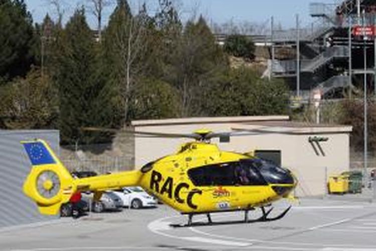 Helikopter yang membawa pebalap Mclaren-Honda asal Spanyol, Fernando Alonso, bersiap terbang meninggalkan Sirkuit de Catalunya, Barcelona, menuju rumah sakit. Alonso mengalami kecelakaan saat menjalani uji coba pramusim, Minggu (22/2/2015).