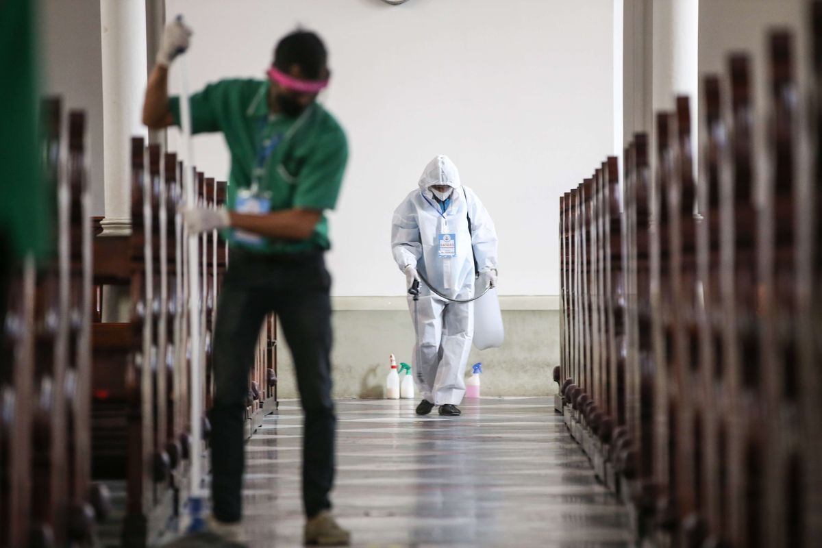 Petugas membersihkan dan menyemprotkan disinfektan di Gereja Katedral Bogor usai digunakan ibadah, Minggu (12/7/2020). Mulai Sabtu (11/7/2020), Gereja Katedral Bogor mulai menggelar misa percobaan di masa transisi kenormalan baru dengan menerapkan berbagai protokol kesehatan antara lain mewajibkan penggunaan masker, hand sanitizer, serta membatasi kuota jumlah umat yang datang ke gereja sebanyak 200 orang setiap misa.