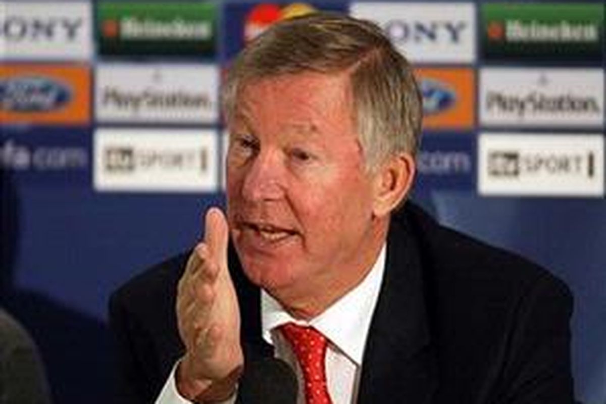 Pelatih MU, Sir Alex Ferguson, menyesalkan pemainnya, juga kepemimpinan wasit.