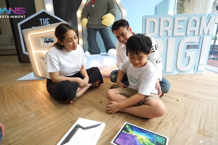 Rafathar saat mendapat kado iPad dari Raffi Ahmad dan Nagita Slavina