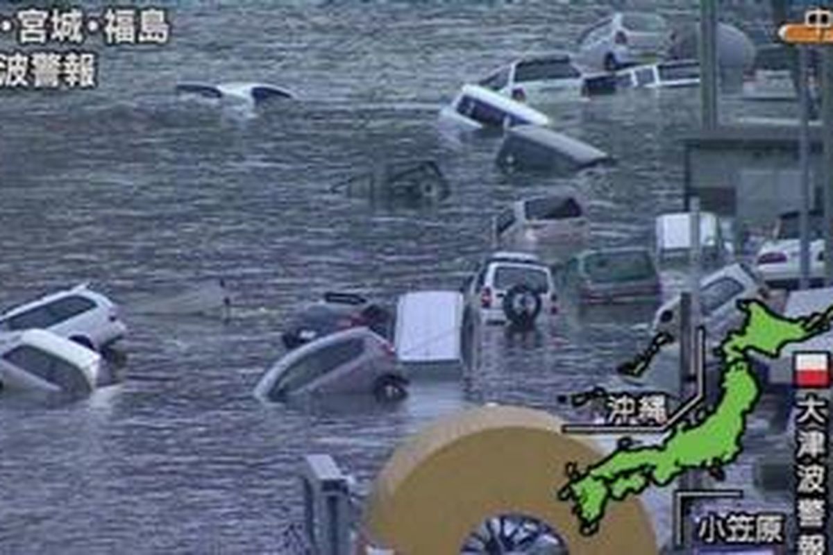 Foto dari rekaman televisi NHK menunjukkan tsunami menggulung kawasan Miyagi pascagempa berkekuatan 8,9 skala Richter, Jumat (11/3/2011). 