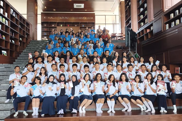 Membuat Karya Tulis di Tengah Gempuran AI, Murid SMA Kemala Taruna Bhayangkara Berhasil Terbitkan 2 Buku