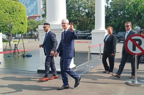 Gaya Tim Cook Bertemu Jokowi di Istana, Berjas Rapi dan Salam Dua Jari