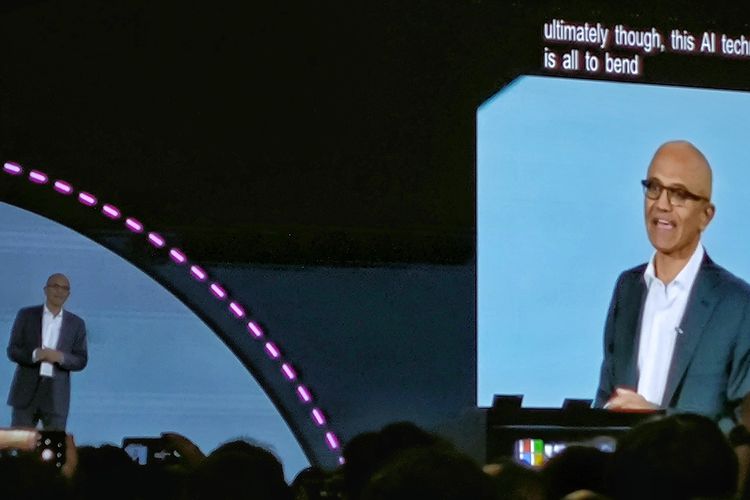 CEO Microsoft, Satya Nadella hadir dalam acara Microsoft Build: AI Day di Jakarta pada Selasa (30/4/2024) untuk memberikan pidato utama (keynote speech). Ia datang usai berkunjung ke Istana Kepresidenan, Jakarta untuk bertemu dan membahas soal investasi Microsoft di Indonesia dengan Presiden Joko Widodo (Jokowi). 