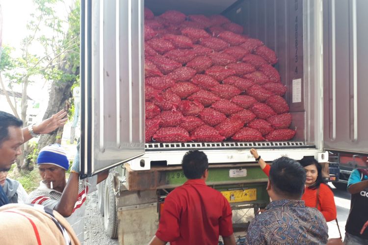 Bawang merah dari Pasar Bawang Dringu dimasukkan ke kontainer untuk diekspor ke Thailand.