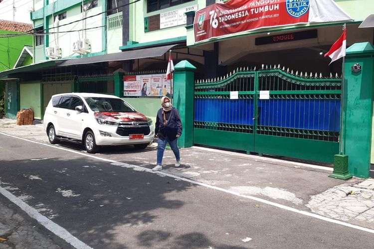 Mobil dinas Wali Kota Solo Gibran Rakabuming Raka diparkir di depan SMK Batik 2 Solo, Minggu (22/8/2021).