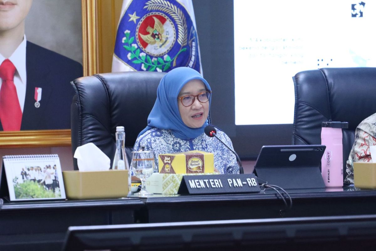Menteri Pendayagunaan Aparatur Negara dan Reformasi Birokrasi (PANRB) Rini Widyantini dalam acara Sosialisasi Piloting Digitalisasi Bantuan Sosial di Kantor Kementerian Dalam Negeri (Kemendagri), Jakarta, Kamis (4/12/2025).&nbsp;