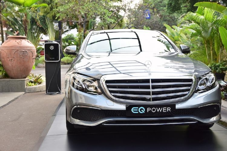 Mercedes-Benz E 350 e plug-in hybrid yang dipamerkan saat acara Breakfasting Mercedes-Benz with Media di Jakarta, Rabu (30/5/2018).