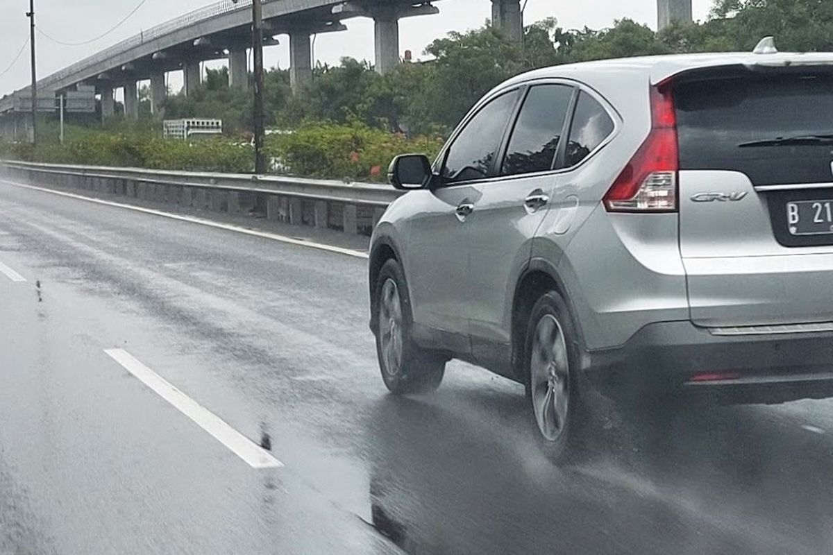 Ilustrasi berkendara di saat hujan di jalan tol