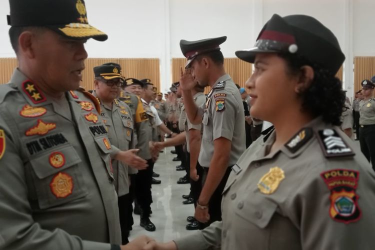 Kapolda Papua Barat berjabat tangan menyampaikan selamat kepada personel yang naik pangkat