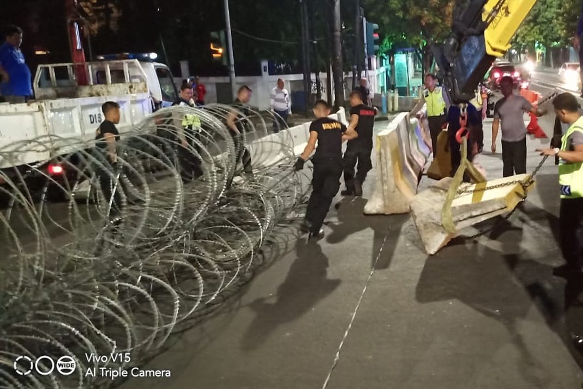 Ditlantas Polda Metro Jaya menutup ruas Jalan Imam Bonjol di depan Kantor Komisi Pemilihan Umum (KPU) jelang sidang pleno penetapan presiden dan wakil presiden. 