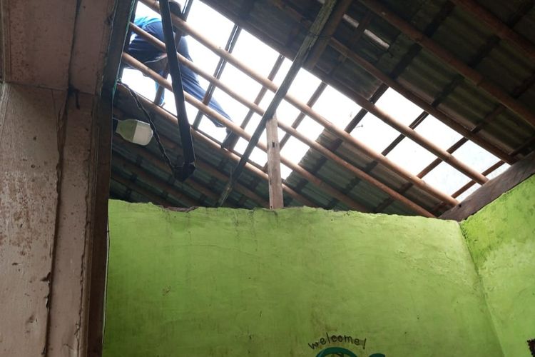 Hujan lebat disertai angin kencang mengakibatkan rumah wargaDesa Banjarsari Kidul, Kecamatan Sokaraja, Kabupaten Banyumas, rusak, Rabu (1/2/2023)