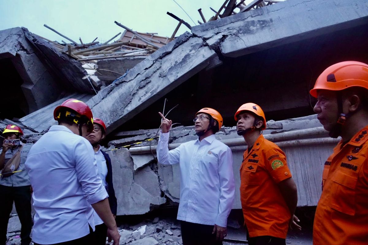 Menteri Agama Nasaruddin Umar meninjau langsung penanganan korban terdampak ambruknya bangunan di Pesantren Al Khoziny, Sidoarjo, Jawa Timur, Selasa (30/9/2025)