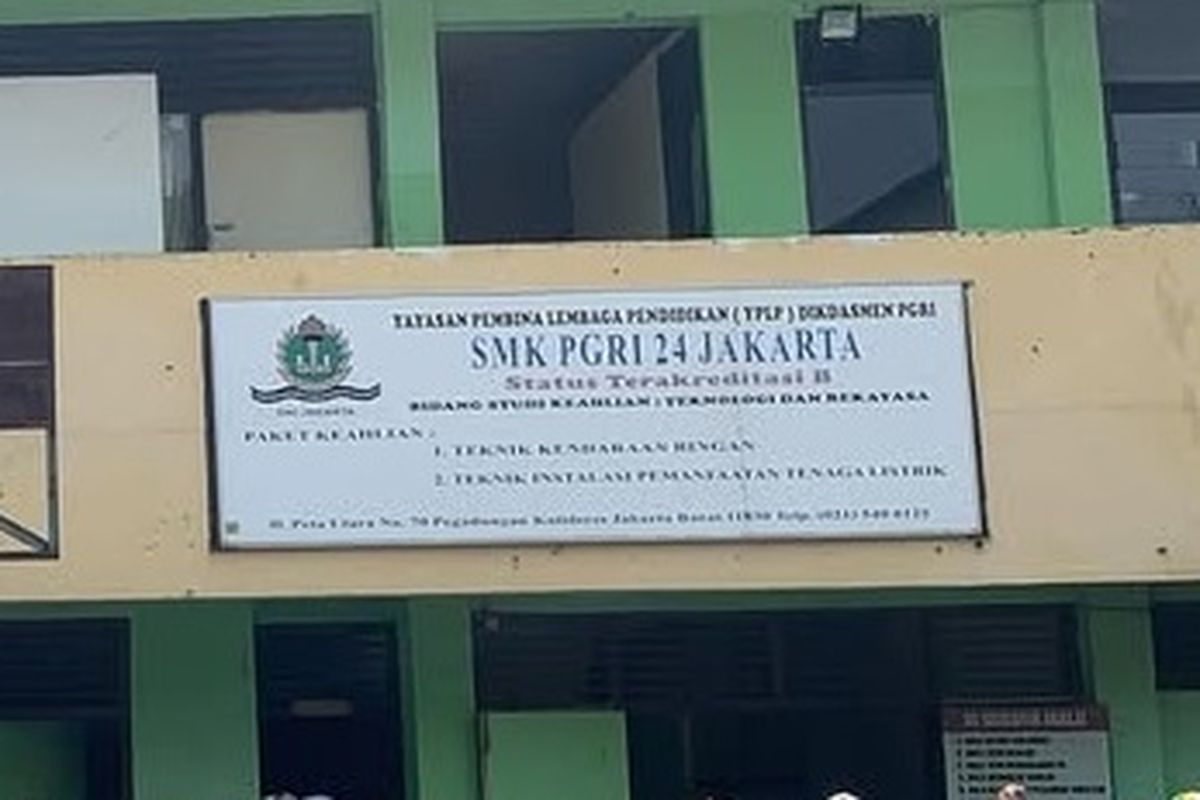 Gerbang SMK PGRI 24 Kalideres, Jakarta Barat digembok ahli waris, Jumat, (25/4/2025).