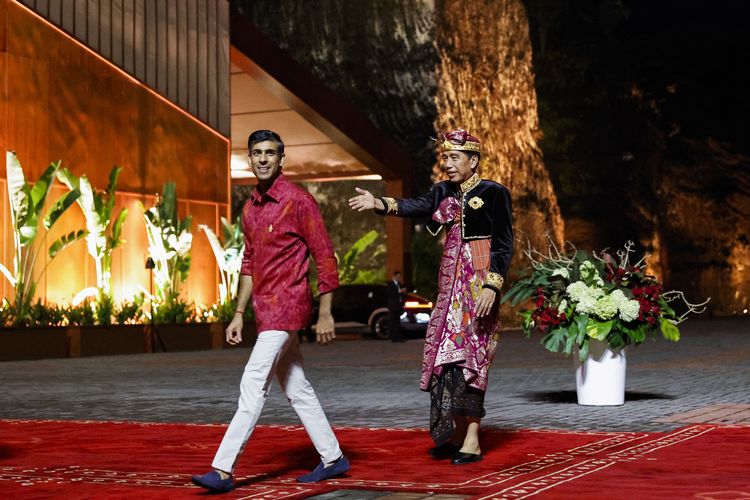 Presiden Joko Widodo menyambut Perdana Menteri Inggris Rishi Sunak pada jamuan makan malam G20 Summit di Badung Bali 15 November 2022. (Photo by WILLY KURNIAWAN / POOL / AFP)