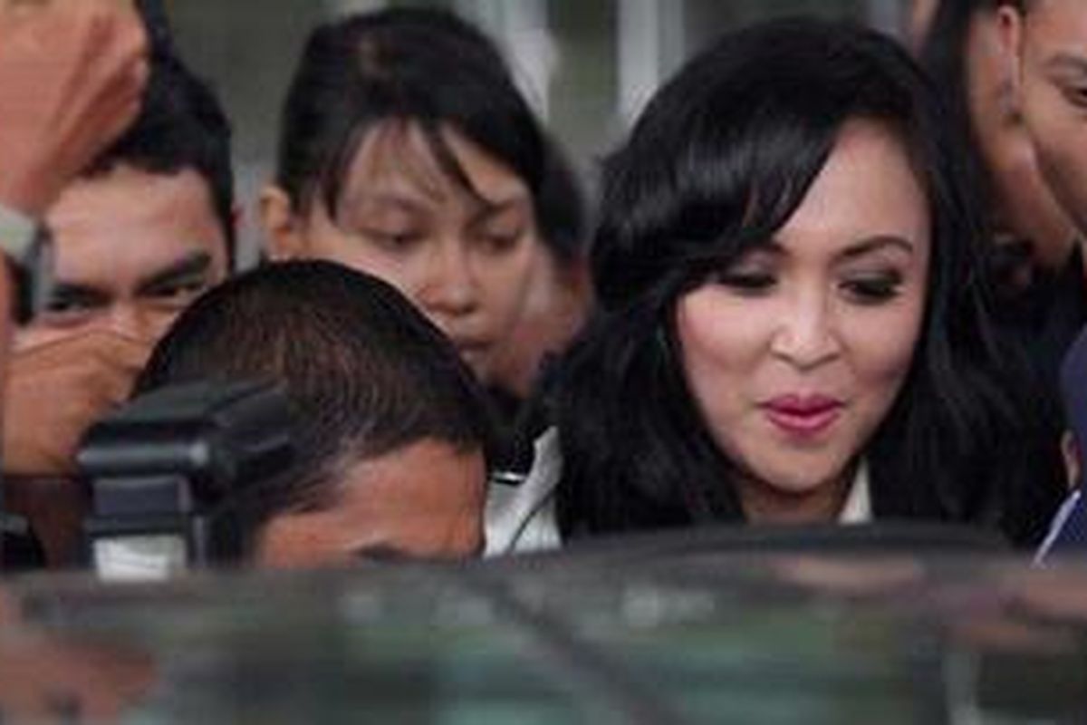 Anggota Badan Anggaran DPR dari Partai Demokrat, Angelina Sondakh, saat meninggalkan Gedung KPK, Jakarta, pada Jumat (21/10/2011) lalu. 