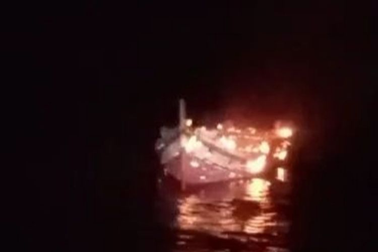 Kapal nelayan yang terbakar di perairan Karang Laut, Bangka, Kepulauan Bangka Belitung, Jumat (26/4/2024) malam.
