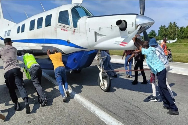 Proses evakuasi pesawat Tariku di Bandara Nabire, Selasa (21/11/2023).