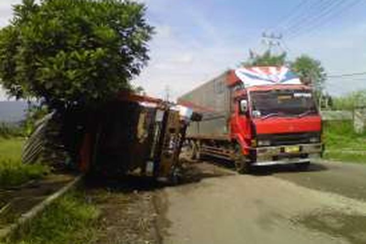 Sebuah truk terguling di Jalan Pembangunan, Kecamatan Cibeureum, Sukabumi, Jawa Barat, Kamis (28/4/2016). 