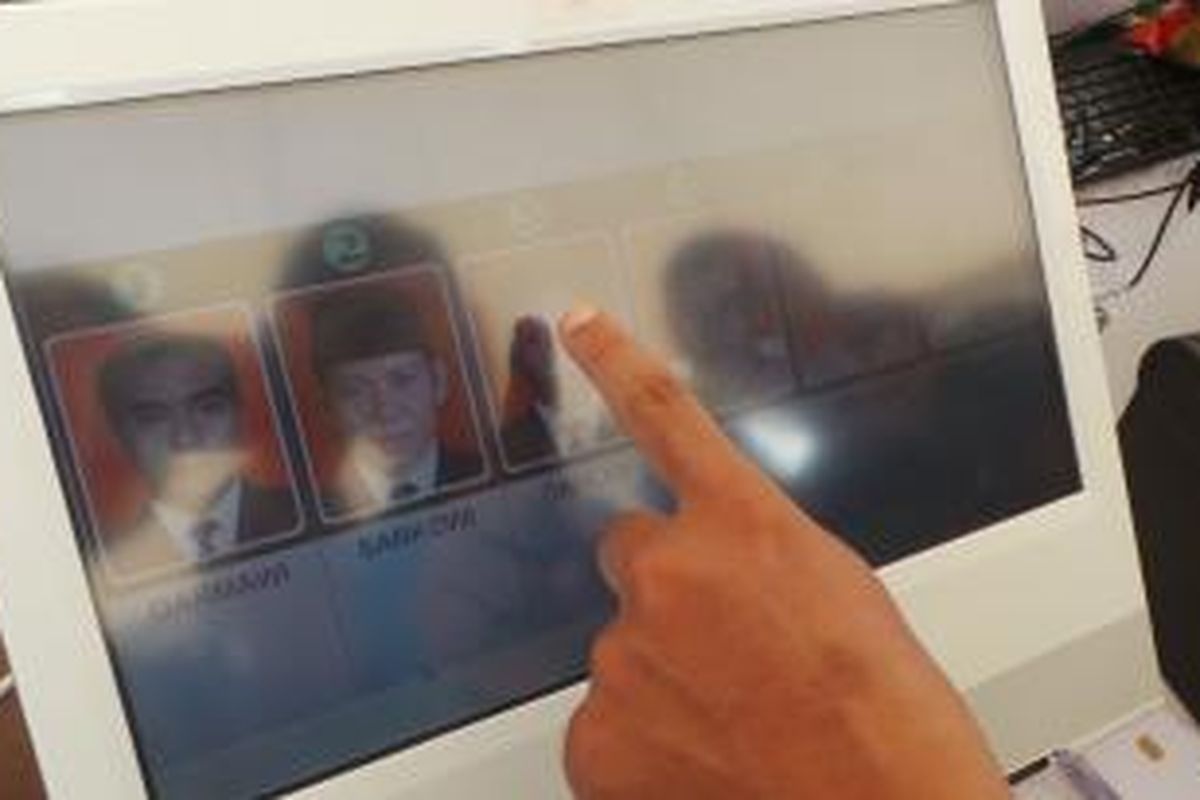 Simulasi e-voting dengan menggunakan teknologi buatan Badan Pengembangan dan Penerapan Teknologi (BPPT).