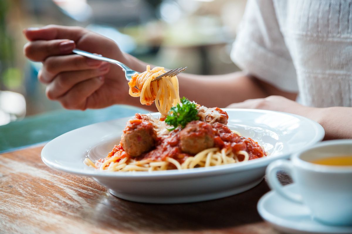 Ilustrasi makan pasta pakai garpu. 