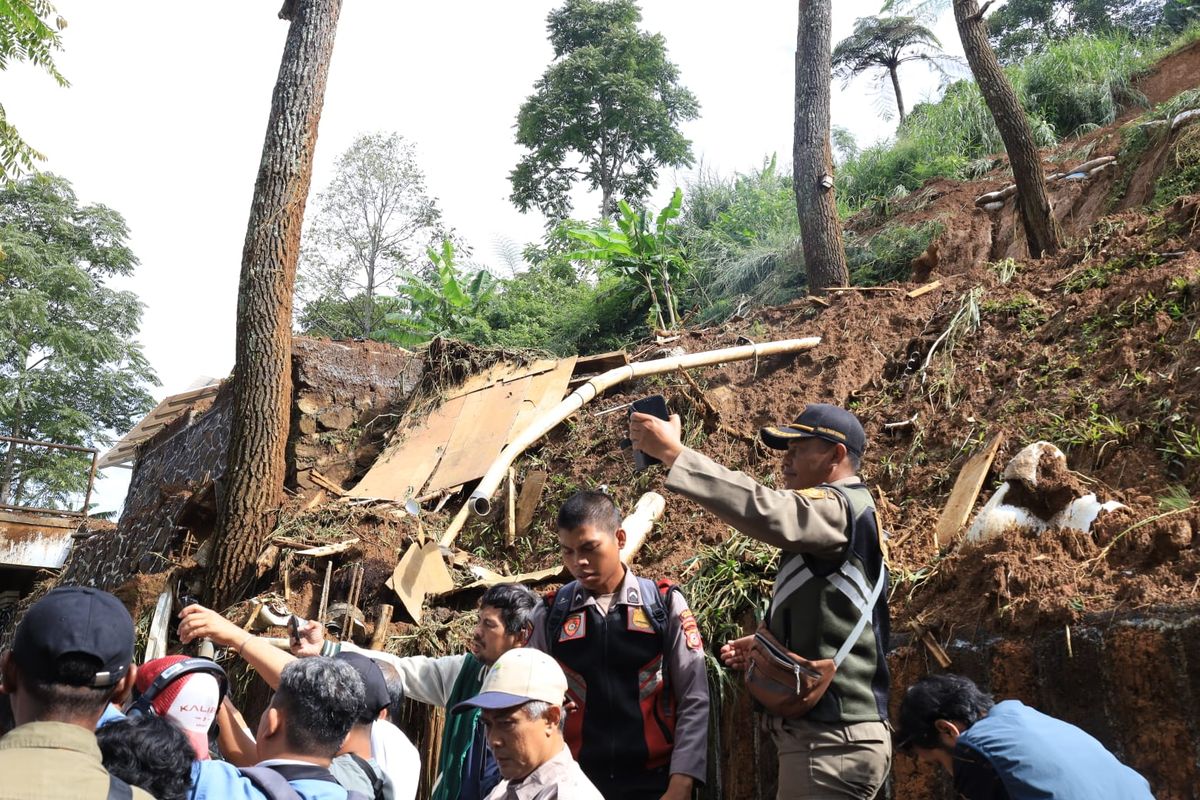 KLH merobohkan bangunan liar di kawasan puncak, Bogor. 