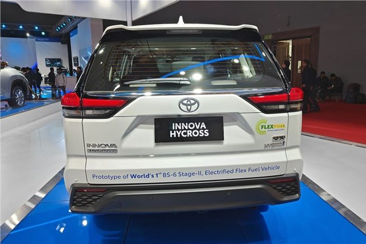 Toyota Innova Hycross berteknologi flex fuel dipamerkan di Bharat Mobility Global Expo 2024 di New Delhi, India.