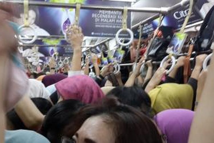 Gerbong wanita Commuter Line penuh sesak saat jam sibuk