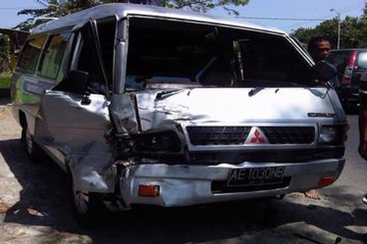 Sebuah mobil penumpang Mitsubisi L300 yang melaju dari arah Solo bertabrakan dengan truk pengangkut tebu yang melaju dari arah Surabaya di Jalan Raya Surabaya-Solo kilometer 162-163 Madiun, Senin (13/8/2012).