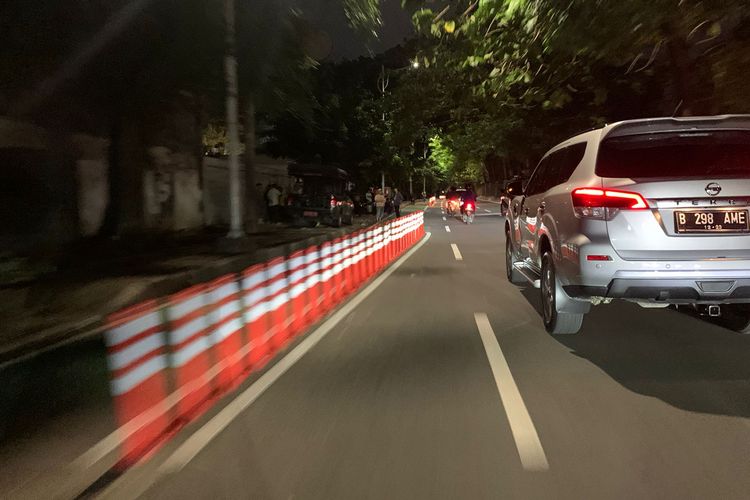 Jalan Tentara Pelajar, Tanah Abang, Jakarta Pusat, saat ini dijaga ketat oleh petugas Satpol PP dan Dishub setelah adanya video viral yang menjadikan jalur sepeda untuk tempat berjualan sate taichan dan lahan parkir, Minggu (23/10/2022).
