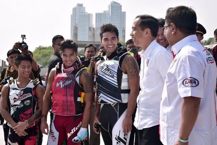 
Aero Sutan Aswar, atlet jetski nasional yang pada 2014 silam meraih gelar juara dunia jetski di kelas Pro Runabout Stock, yang sempat ditemui Presiden dalam kesempatan itu ikut mengomentari _venue_ dimaksud. Menurutnya, _venue_ yang baru saja dibangun oleh Kementerian Pekerjaan Umum dan Perumahan Rakyat itu merupakan salah satu yang terbaik dari yang pernah ada.