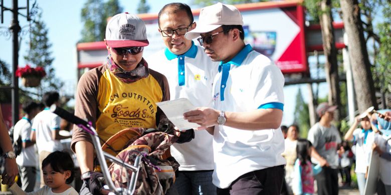 General Manager PLN Distribusi Jawa Barat Iwan Purwana (kanan) menjelaskan aplikasi PLN Mobile kepada peserta Car Free Day dalam rangka Hari Pelanggan Nasional di Bandung (10/9)