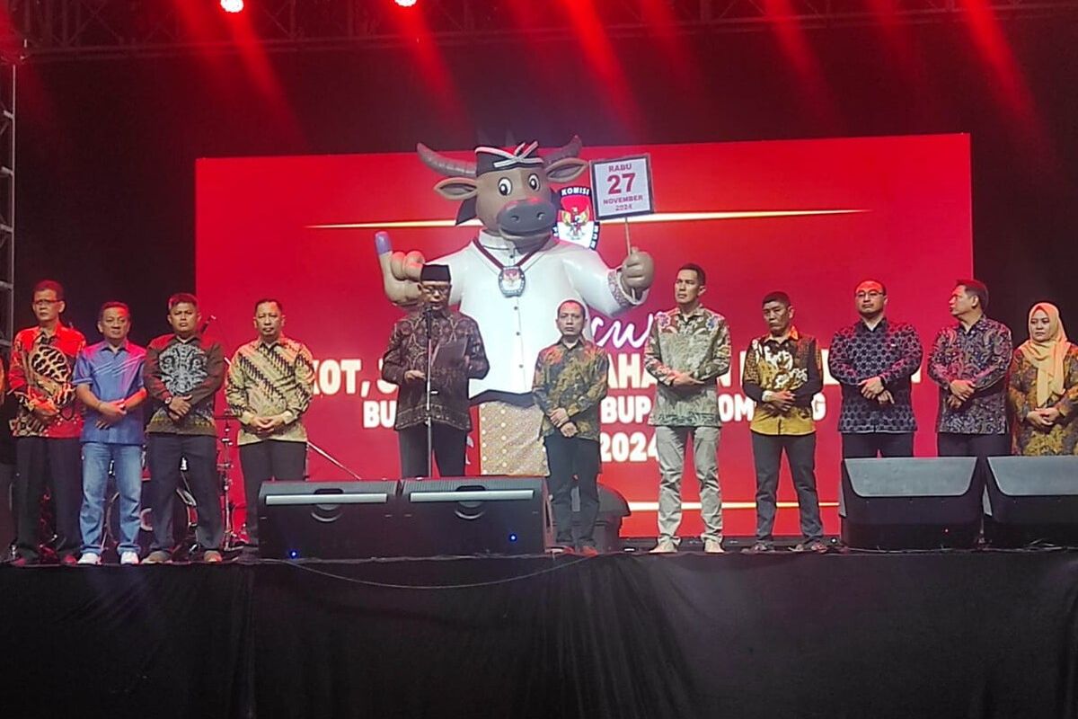 Peluncuran Kebo Kicak sebagai maskot Pilkada Kabupaten Jombang 2024, di alun-alun Kabupaten Jombang, Jawa Timur, Selasa (11/6/2024) malam.