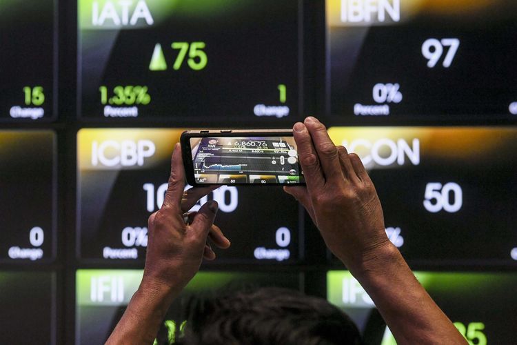 Pekerja memotret layar yang menampilkan pergerakan Indeks Harga Saham Gabungan (IHSG) di Bursa Efek Indonesia, Jakarta, Rabu (26/4/2023)