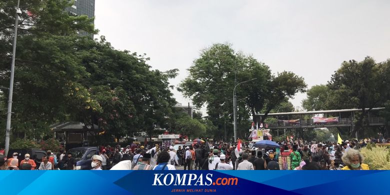 Massa Aksi Tolak Omnibus Law Uu Cipta Kerja Mulai Padati Jalan Medan Merdeka Selatan Halaman All Kompas Com