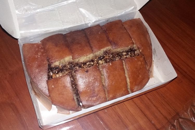 Martabak manis dengan rasa coklat kacang yang dibuat pedagang martabak Amri di Jalan DI Panjaitan, Jakarta Timur.