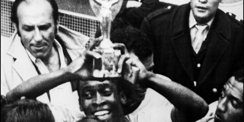 Pele saat mengangkat trofi Jules Rimet, setelah membawa Brasil menjadi juara pada Piala Dunia 1970 di Meksiko.