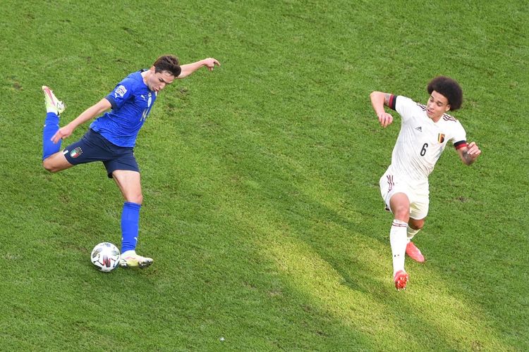 Penyerang Italia Federico Chiesa beraksi kontra gelandang Belgia Axel Witsel pada laga perebutan tempat ketiga UEFA Nations League di Juventus Stadium, Turin, 10 Oktober 2021.