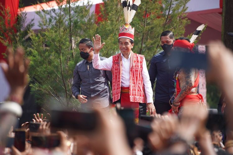 Presiden Joko Widodo kembali mengunjungi Kota Pontianak, Kalimantan Barat (Kalbar), Selasa (29/11/2022). Lawatannya kali ini dalam rangka meresmikan Pembukaan Bahaupm Bide Bahana Tariu Borneo Bangkule Rajaking (TBBR) atau temu akbar pasukan merah yang digelar di Rumah Radakng Pontianak. Dalam kesempatannya, Jokowi menyerukan, bahwa Indonesia adalah bangsa besar: terdiri dari 714 suku bangsa.