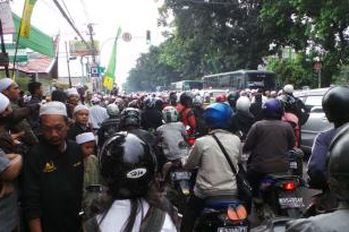 Ribuan pelayat terus berkumpul di Masjid Almunawar, Pancoran, Jakarta Selatan, tempat almarhum Munzir bin Fuad Al-Musawa dishalatkan, Senin (16/9/2013).